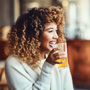 femme buvant un verre non alcoolisé