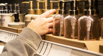 Gel douche, huiles bronzantes… La qualité des produits cosmétiques s’améliore via Franceinfo