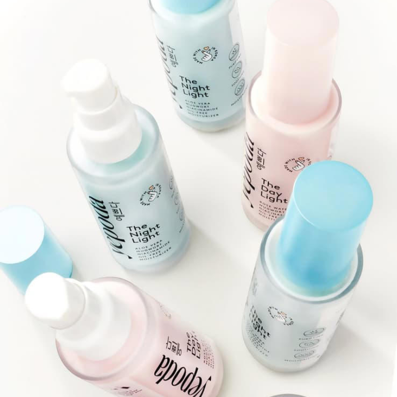 Produits de soin de la peau variés en flacons.