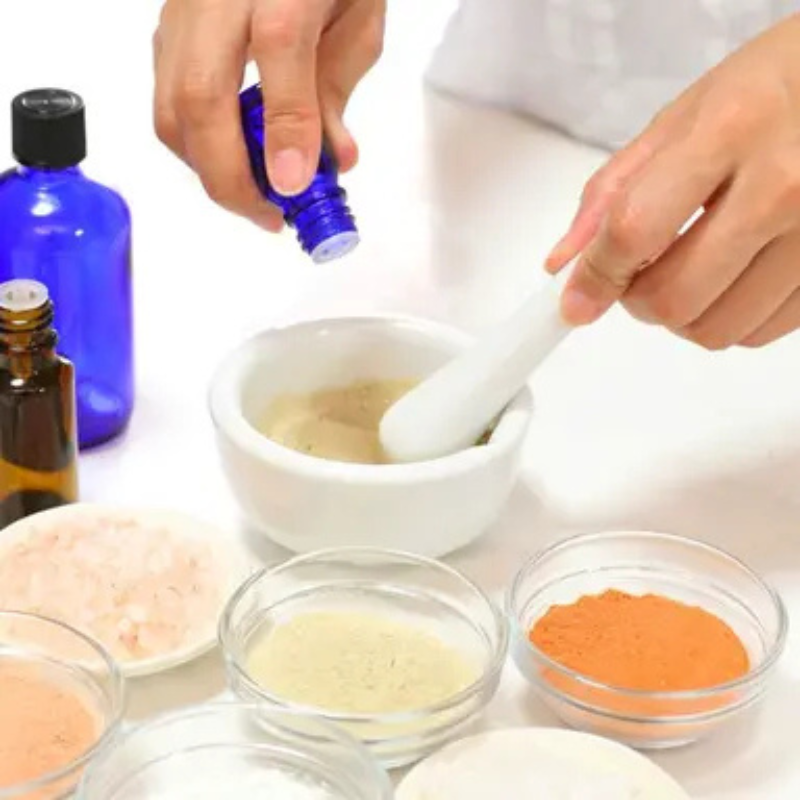 Préparation artisanale de cosmétiques avec des ingrédients naturels.