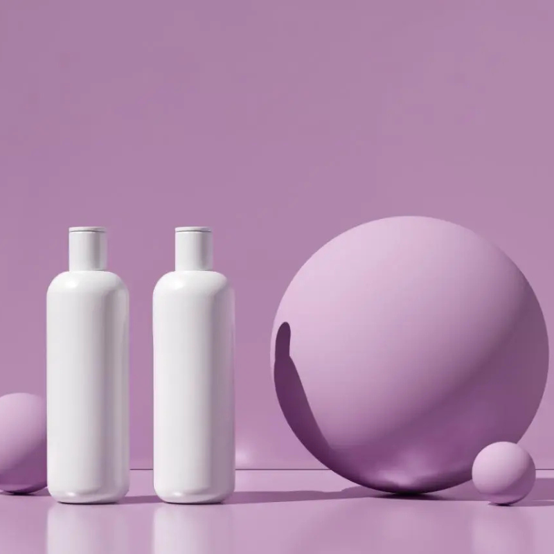 Produits cosmétiques avec sphères décoratives violettes.