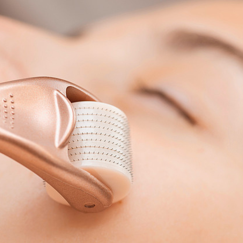 Utilisation d'un rouleau cosmétique sur le visage