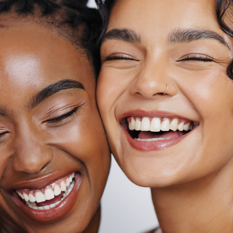 Deux personnes souriantes et heureuses ensemble.