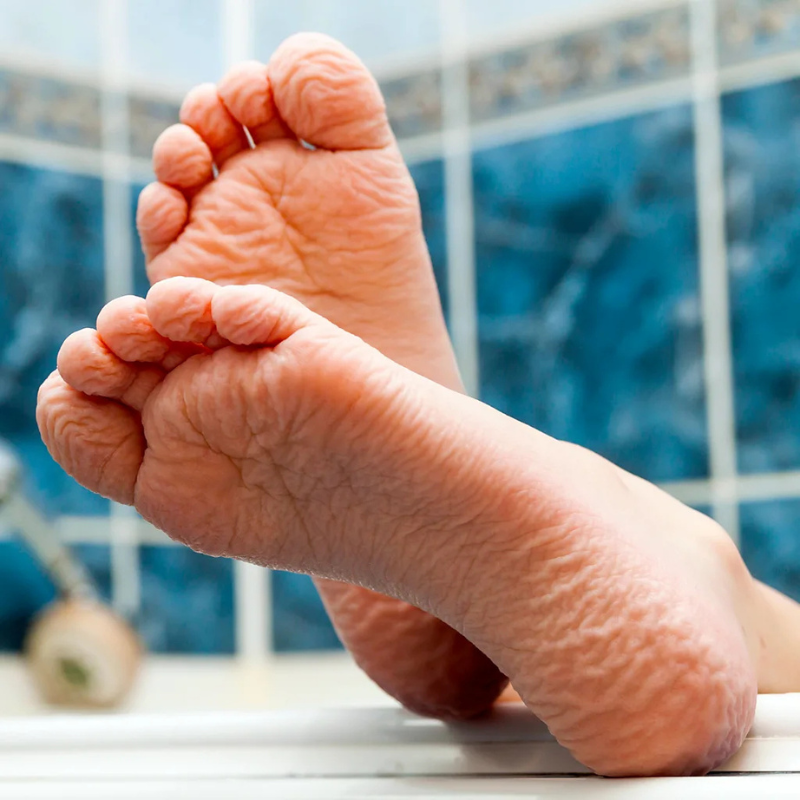 Pieds ridés posés sur une surface en salle.