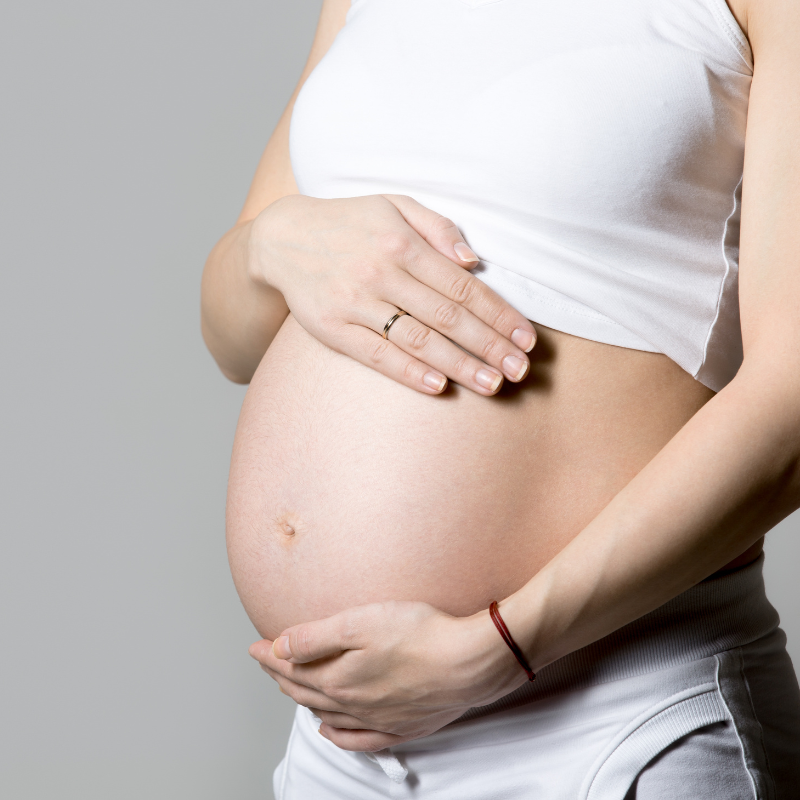 Femme enceinte en tenue décontractée
