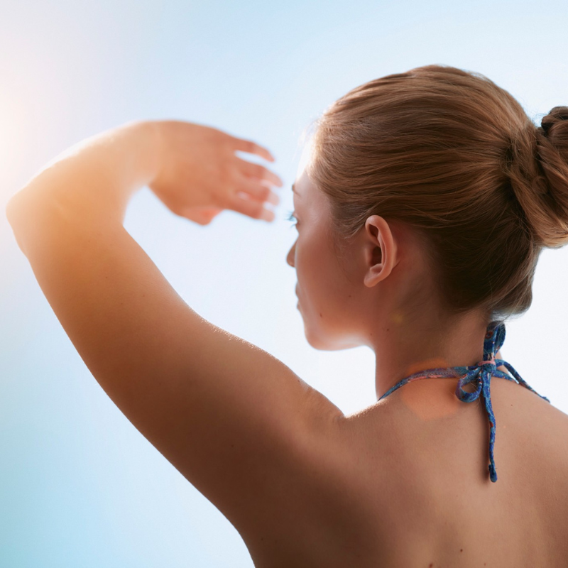 Femme regardant le ciel ensoleillé