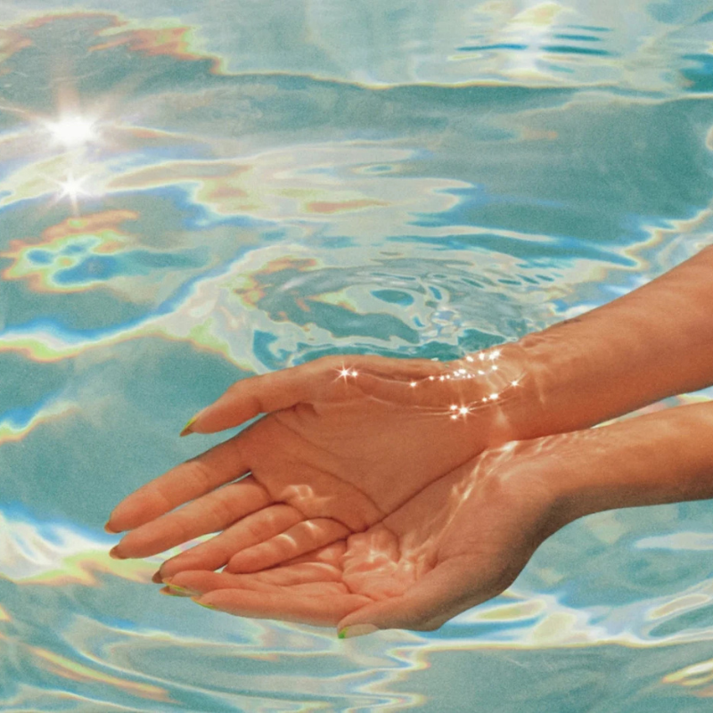 Mains sous l'eau scintillante et lumineuse