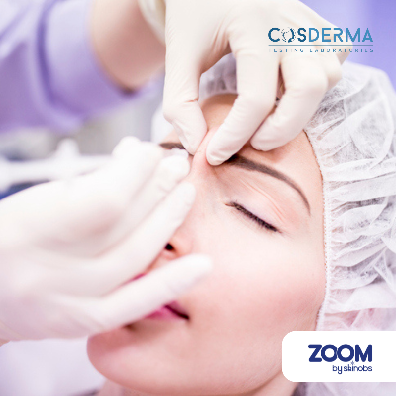 Soin dermatologique sur le front d'un patient.