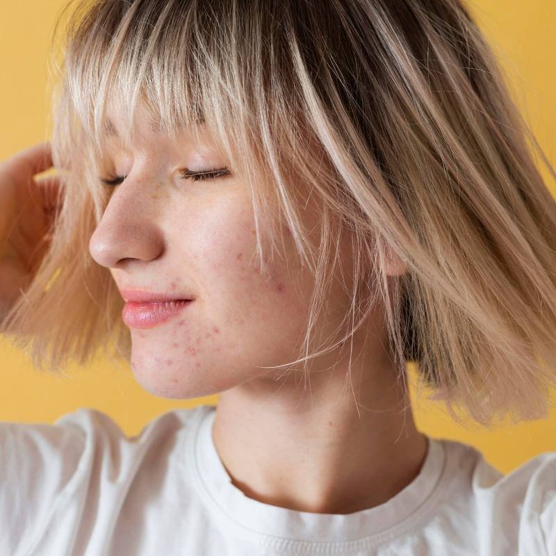 Jeune femme souriante aux cheveux blonds courts