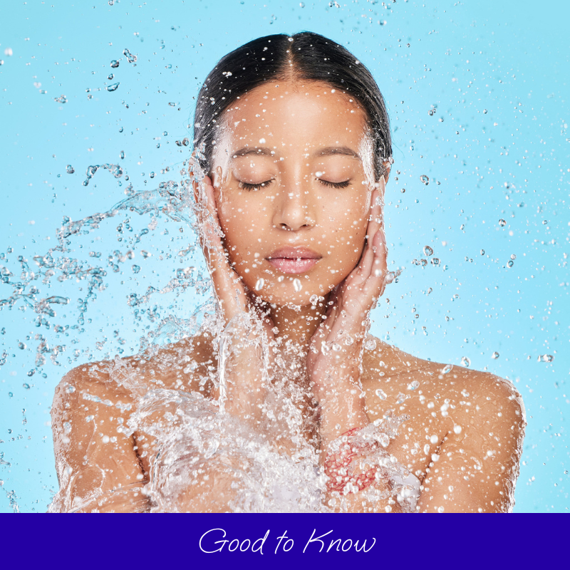 Femme se rafraîchissant avec de l'eau.