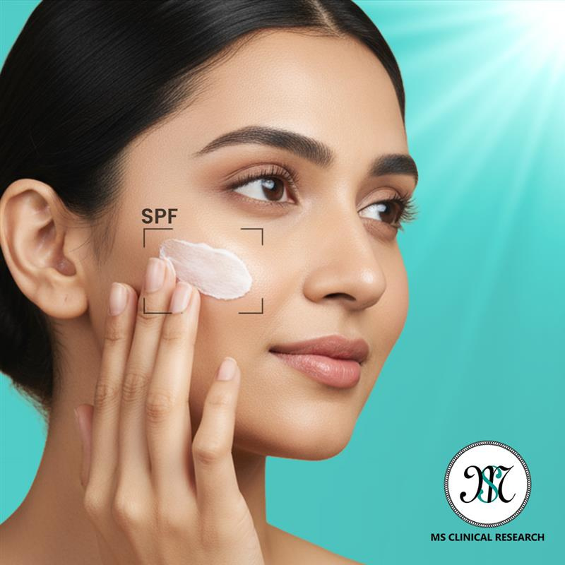 Femme appliquant crème solaire sur son visage
