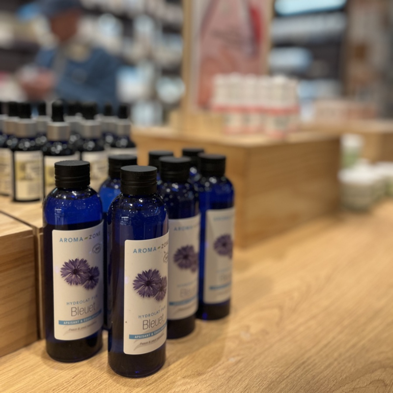 Bouteilles d'hydrolat bleuet Aroma-Zone en magasin