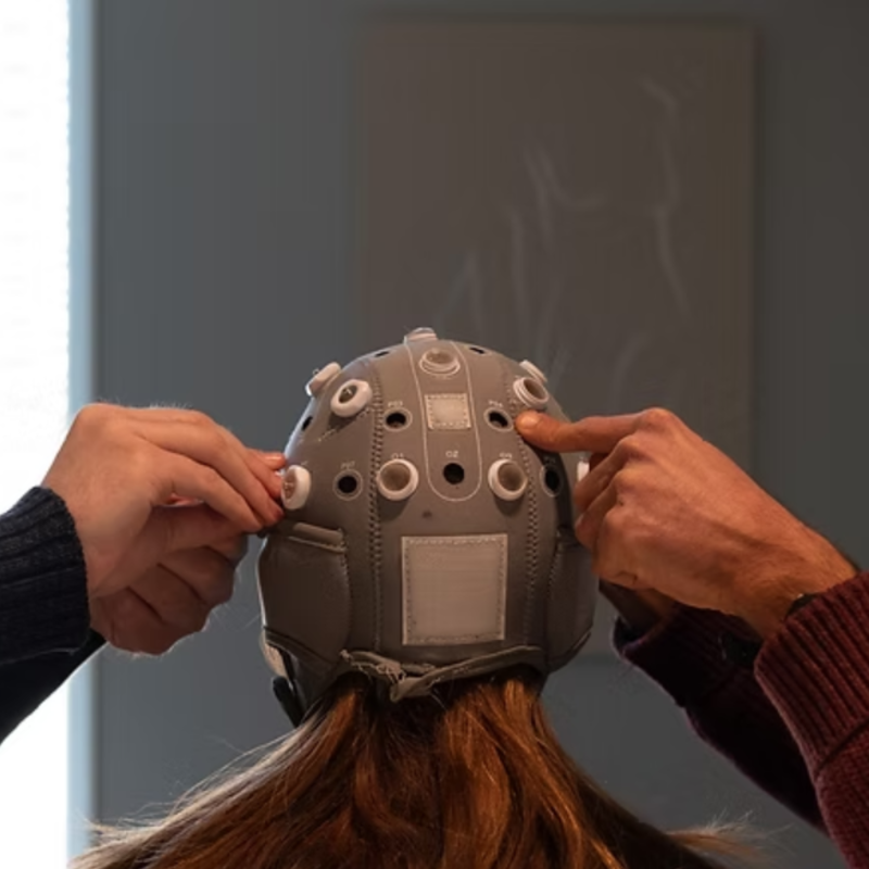 Pose d'un casque neuro dans un laboratoire.