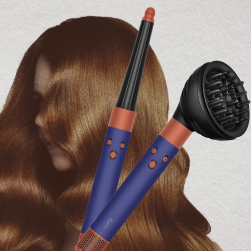 Accessoires coiffants sur cheveux roux brillants.