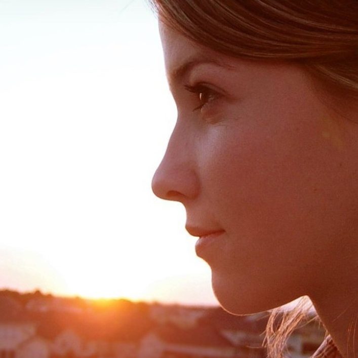Profil d'une femme au coucher de soleil.