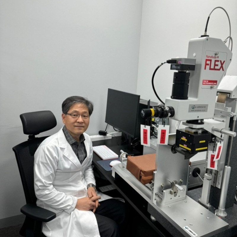 Chercheur en laboratoire avec équipement scientifique avancé.