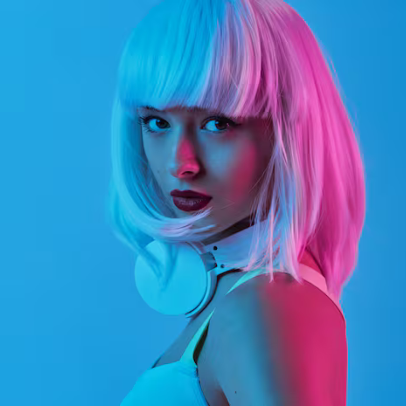Femme moderne avec écouteurs et éclairage coloré