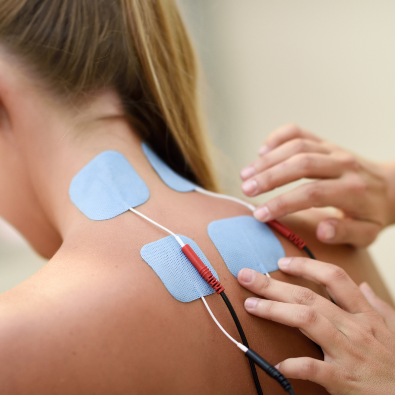 Électrodes sur le dos pour thérapie physique.