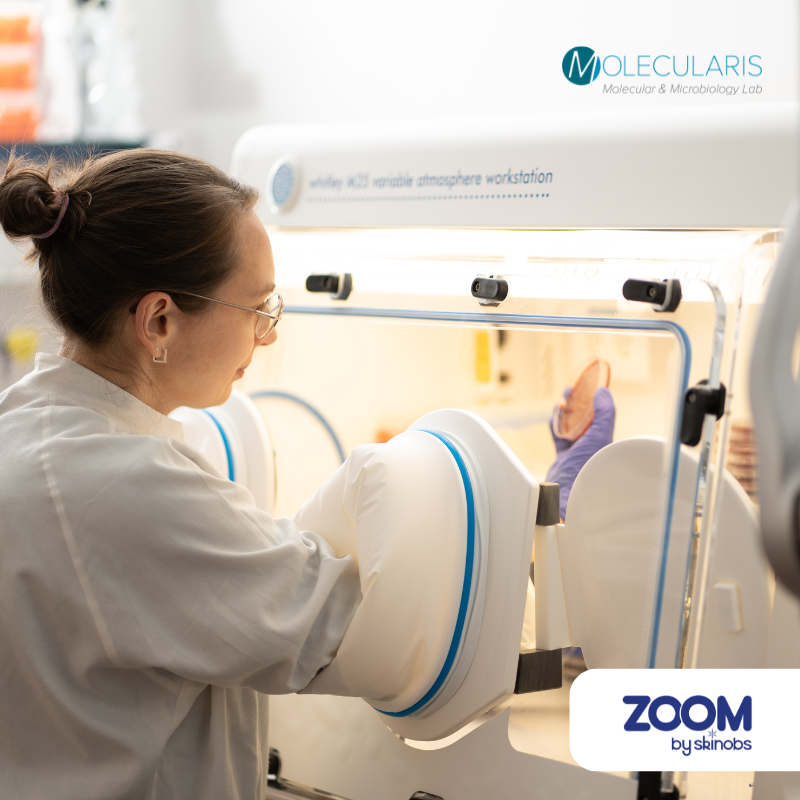 Scientifique travaillant sur échantillons en laboratoire.
