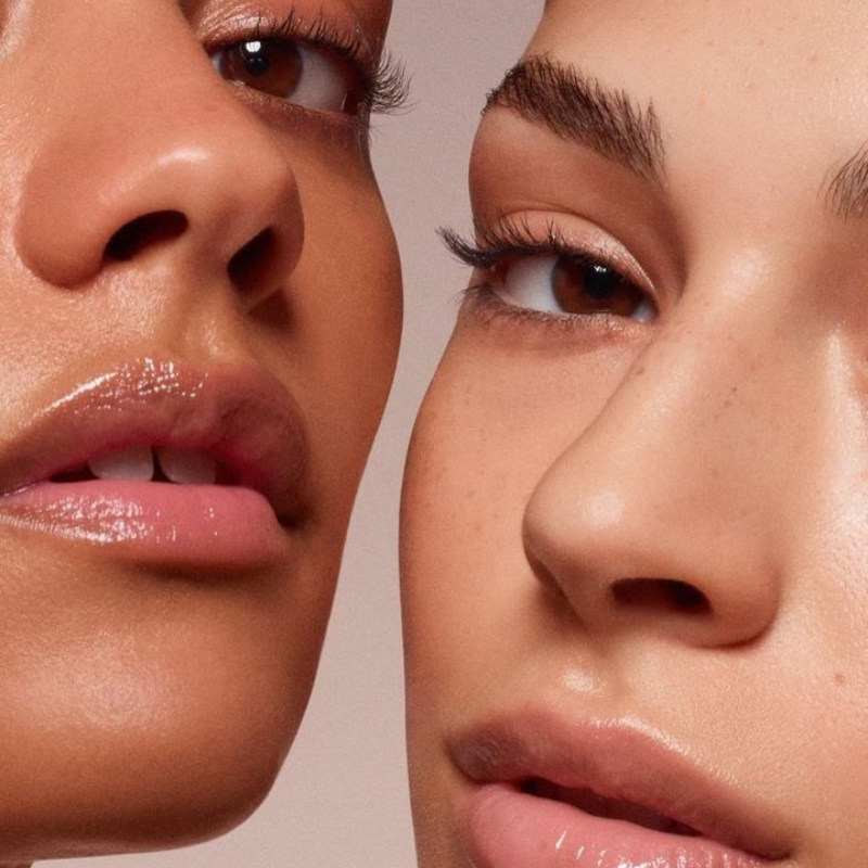 Deux visages avec maquillage naturel, gros plan.