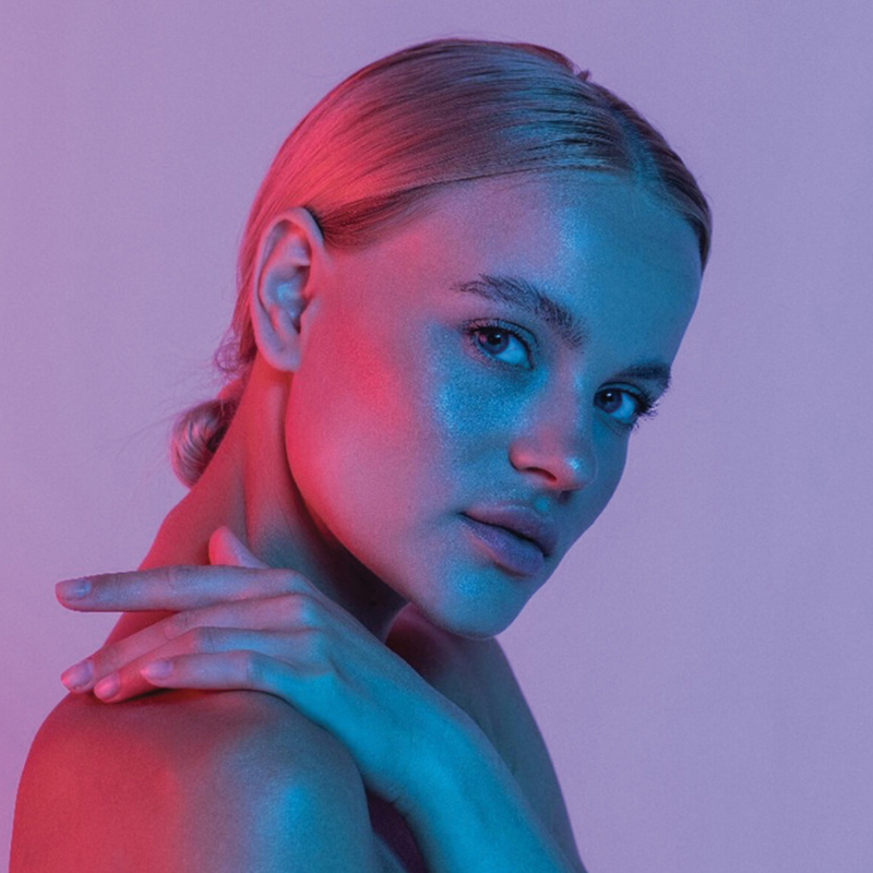 Portrait artistique avec éclairage coloré contrasté