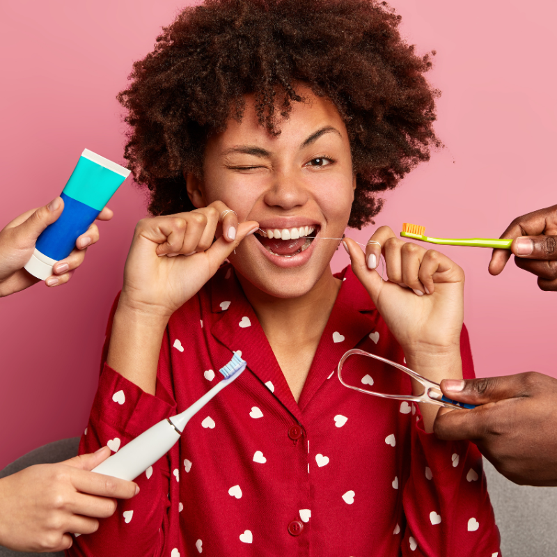 Femme souriante avec produits d'hygiène bucco-dentaire.