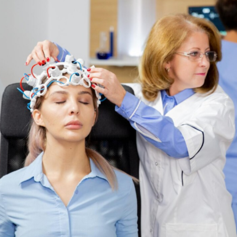 Électrodes EEG sur la tête d'une patiente