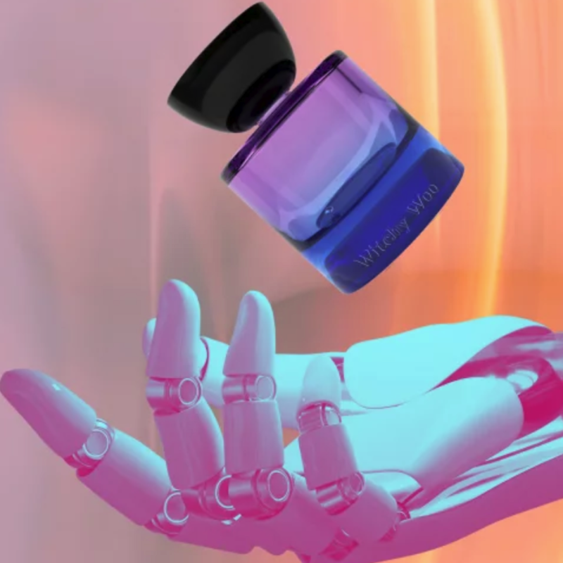 Parfum violet sur main robotique colorée.