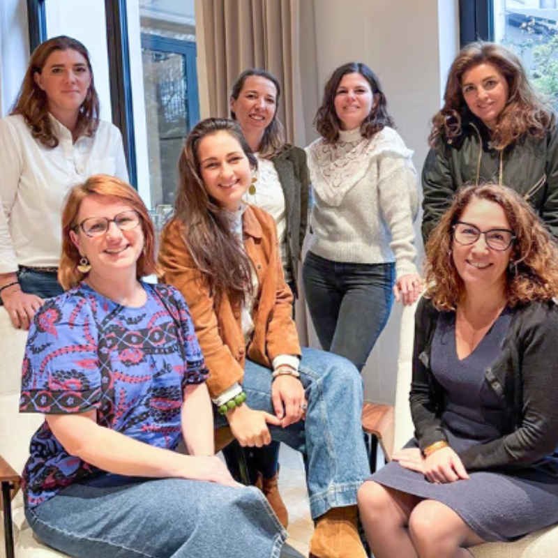 Équipe de femmes en réunion professionnelle