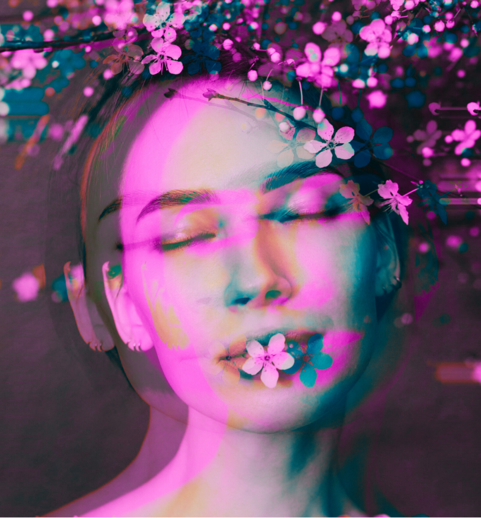 Portrait artistique avec fleurs sur visage.