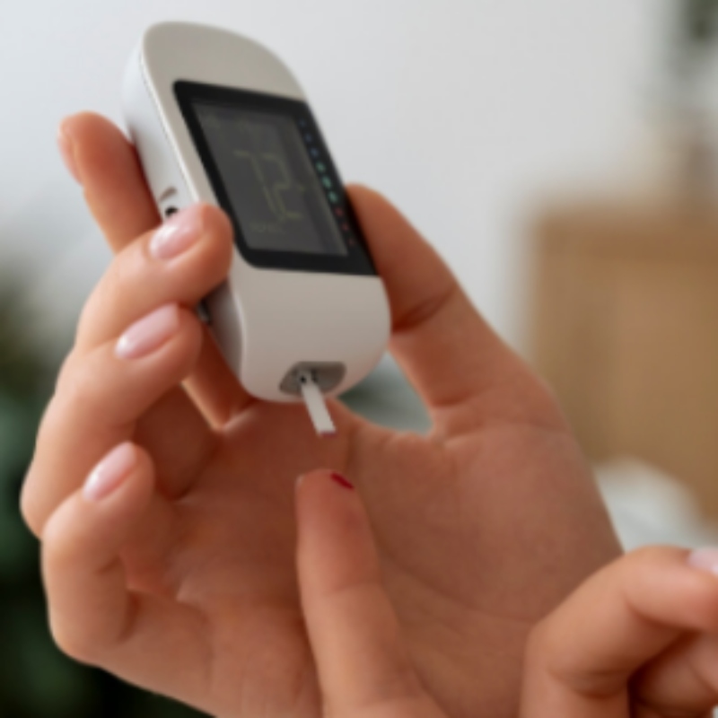 Personne utilisant un glucomètre pour mesurer glycémie.