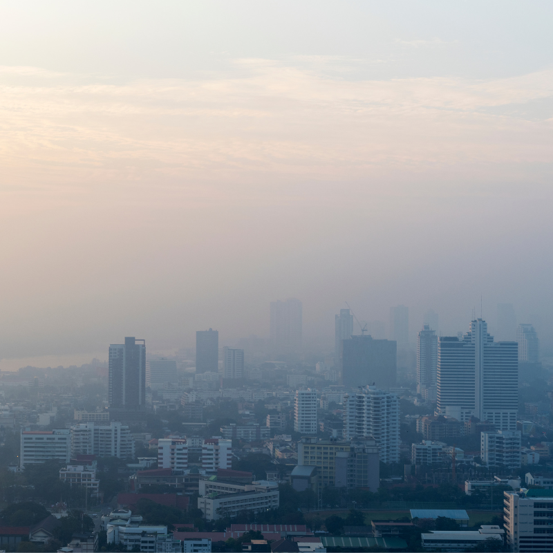 Ville avec brouillard au lever du soleil.