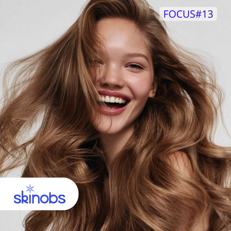 Femme souriante avec cheveux ondulés soyeux