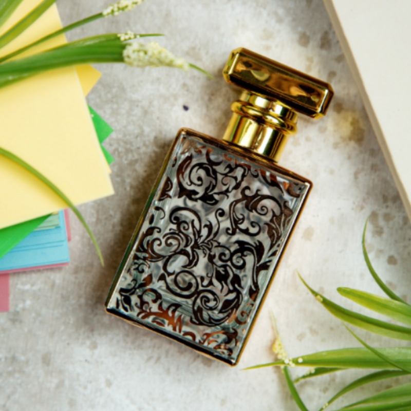 Flacon de parfum élégant sur fond en marbre.