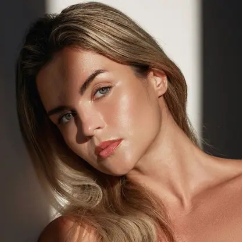 Portrait femme éclairée par le soleil