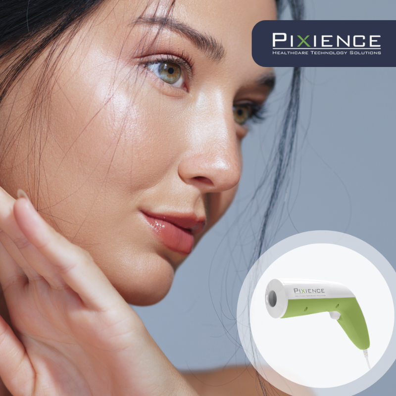 Femme posant avec un appareil dermo-analyse Pixience.